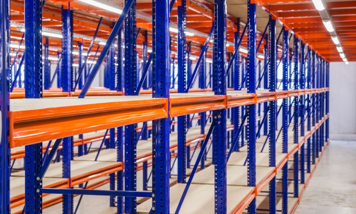 What are the differences between Warehouse Shelves and Retail Shelves?